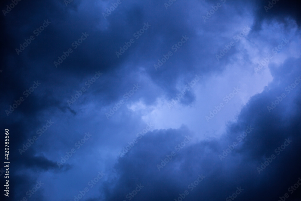 Obraz premium Sky with thunderstorm clouds