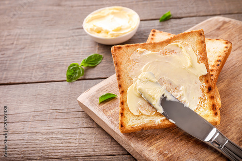 Cuadro en lienzo Slices of toast bread with butter