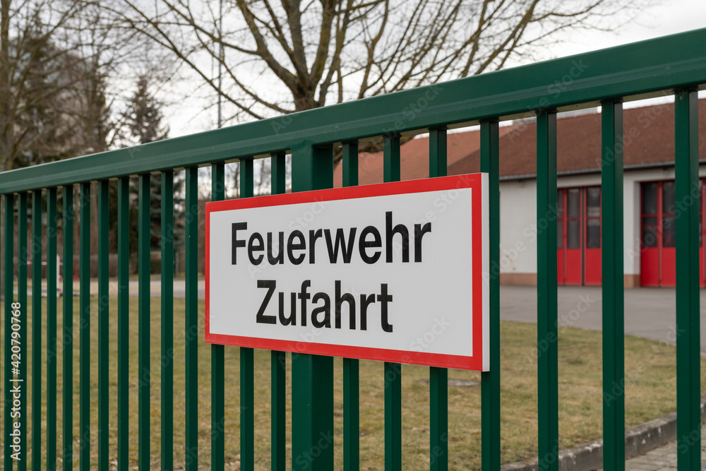Schild mit der Aufschrift Feuerwehrzufahrt