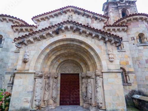 Los elementos art  sticos que simulan ser rom  nicos se hacen demasiado perfectos en la iglesia neorrom  nica de San Miguel en Puente Viesgo  Espa  a.