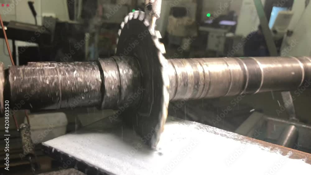 Metalworking.disk detachable mill cuts detail on universal horizontally milling machine,cutting process occurs with great vibration, Cutting fluid specifically for metalworking processes, slow motion Metalworking.disk detachable mill cuts detail on universal horizontally milling machine,cutting process occurs with great vibration, Cutting fluid specifically for metalworking processes, slow motion