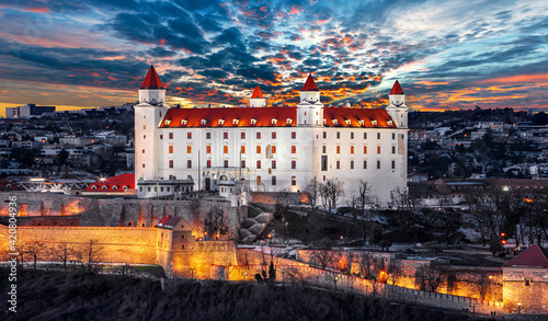 Obraz na płótnie Bratislava castle , parliament and Danube river and beautiful fall day , Slovakia w salonie