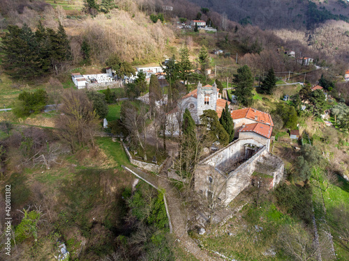 Fotografía La Pieve della Cappella o Pieve di San Martino si trova nel borgo ad Azzano, a Seravezza (LU): secondo la tradizione il suo rosone venne costruito da Michelangelo