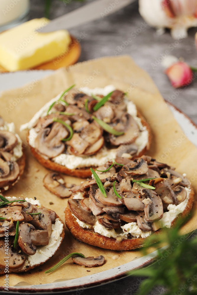 Open sandwiches with grilled mushrooms