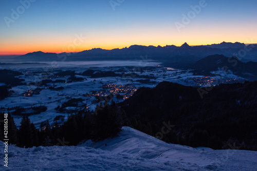 Sonnenaufgang im Winter vom Ammergebirge  Nebel   ber dem Forgensee  