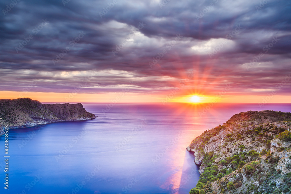 Obraz premium Sunrise over the coastline of the sea.