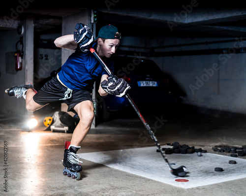 Canvas Print Young athlete fitness at home, ice hockey off ice fitness practice