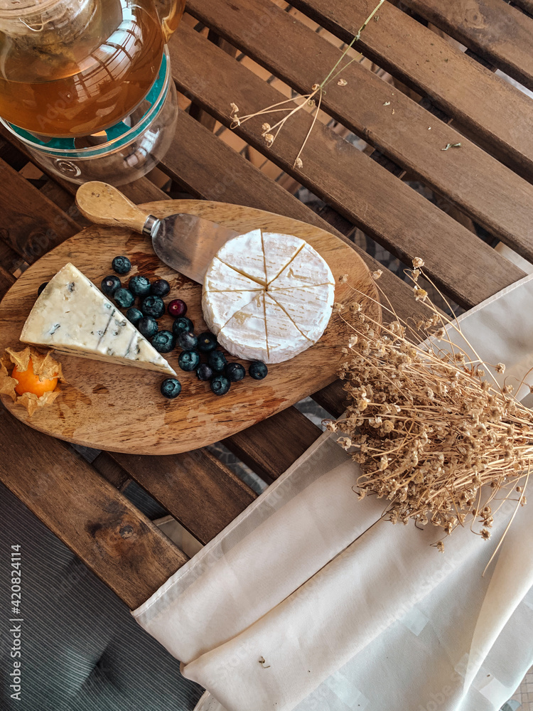 Obraz premium still life with a cup of tea and a bunch of grapes