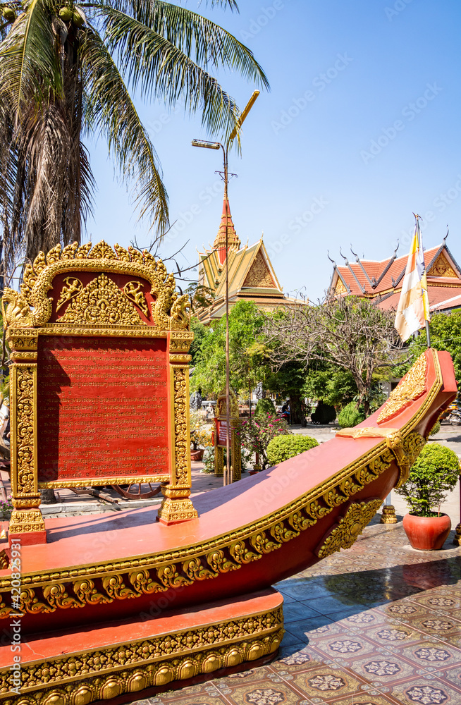 Fototapeta premium a buddhist golden and yellow monument and temple