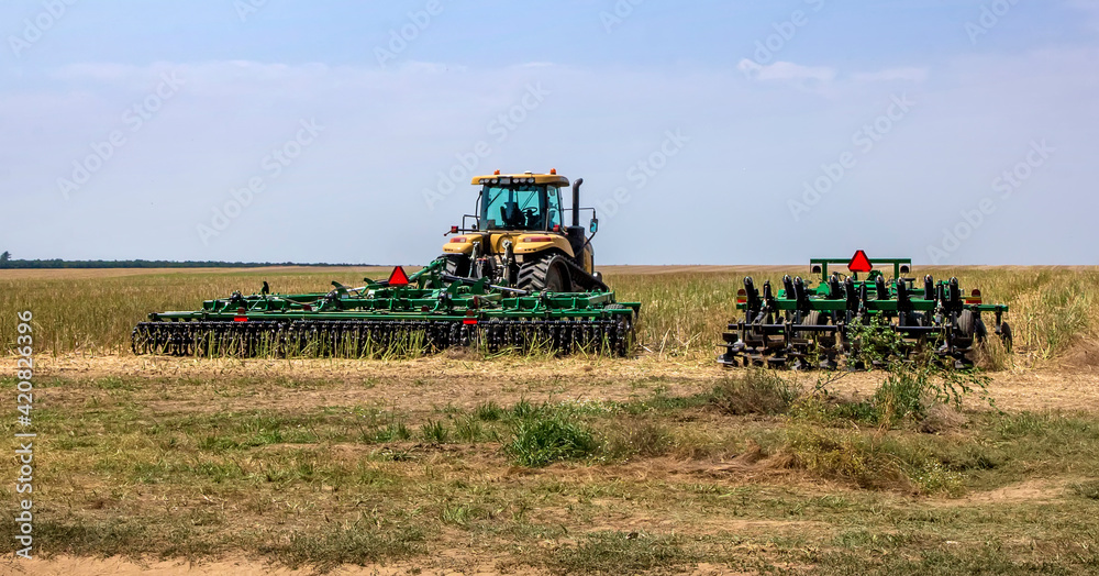 Obraz premium The machinery ready to prepare the ground for sowing and cultivation. Agriculture and agronomy concept.