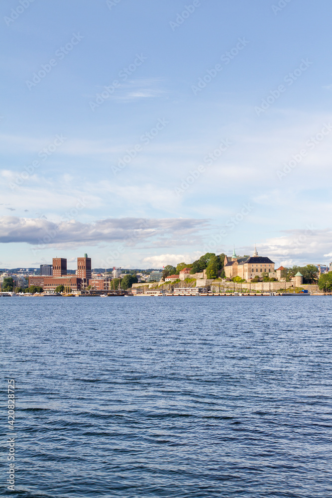 Panoramica, panoramic, vista o view de la ciudad de Oslo en el pais de Noruega o Norway desde el Mar o Sea