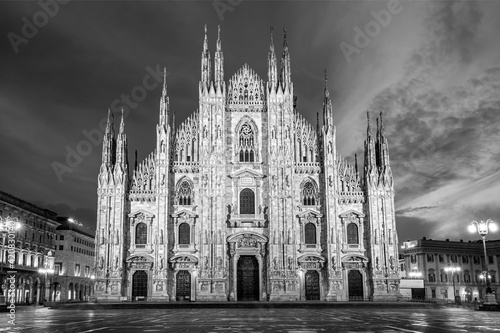 Obraz na płótnie The Duomo-Cathedral symbol of Milan and ampty square, Italy w salonie