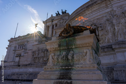 Llama eterna de la tumba del soldado desconocido en el monumento de Victor Manuel II en Roma, Italia photo