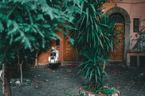 Obraz na plátně Moto clasica tipica italiana en barrio trastevere Roma, italia