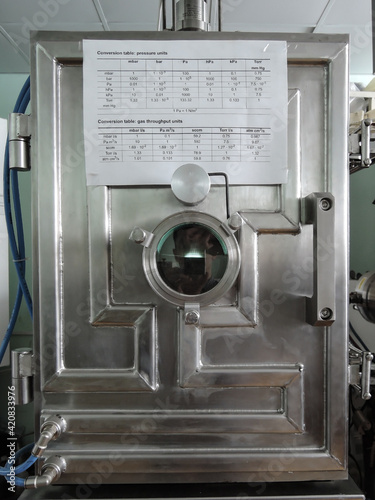 Stainless steel vacuum chamber of magnetron sputtering device.