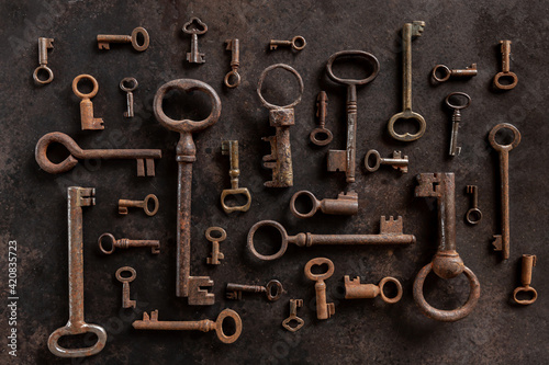 Pattern of many different antique keys.