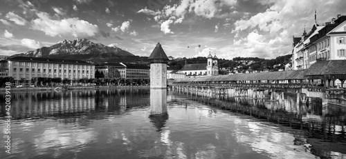 Obraz na płótnie Sunset in historic city center of Lucerne with famous Chapel Bridge and lake Lucerne (Vierwaldstattersee), Canton of Lucerne, Switzerland w salonie