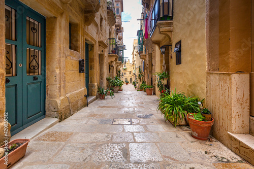 Fototapeta Naklejka Na Ścianę i Meble -  Narrow streets of the old town in Birgu, Malta
