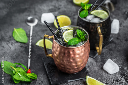 Canvastavla Cold Moscow Mules cocktail with ginger beer, vodka, lime