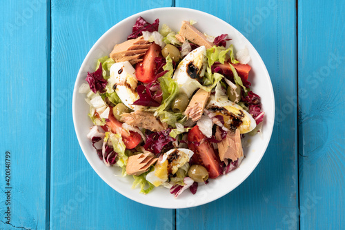Fototapeta Naklejka Na Ścianę i Meble -  Deliziosa insalatona mediterranea con tonno e uova sode 