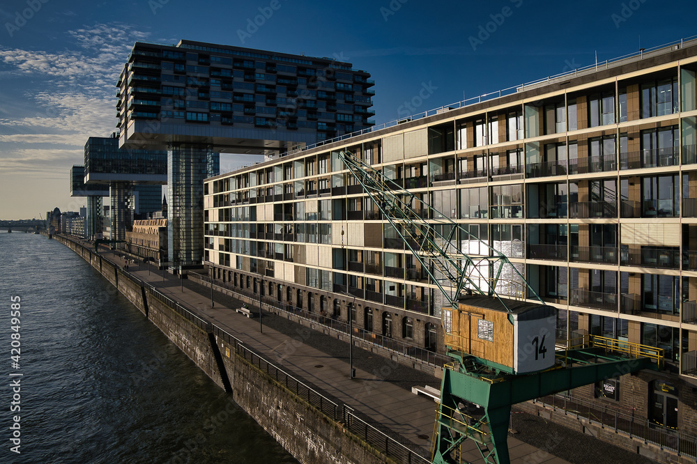 Fototapeta premium Sonnenaufgang Kranhäuser Köln
