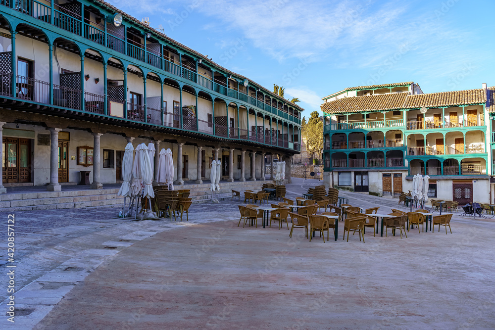Obraz premium Central square of the town of Chinchon in Madrid, typical houses with wooden balconies and an old medieval atmosphere.