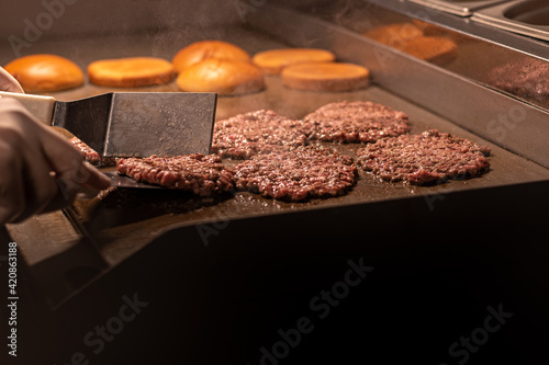 Preparando hamburguer gourmet