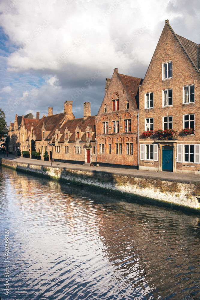 rues de Bruges en Belgique. Une ville très touristique grâce à ses bâtiments historiques flamands et ses canaux.