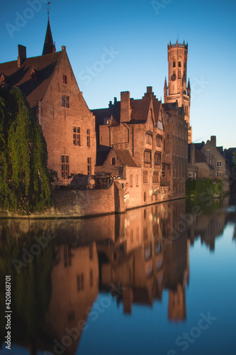 Bruges, capitale de la Flandre-Occidentale au nord-ouest de la Belgique, se distingue par ses canaux, ses rues pavées et ses bâtiments médiévaux.