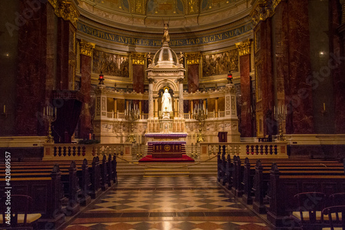Interior de la Catedral de San Esteban en la ciudad de Budapest en el pais de Hungria