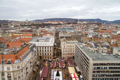 Panoramica, vista o skyline desde la catedral o basilica de San Esteban de la ciudad de Budapest, pais de Hungria