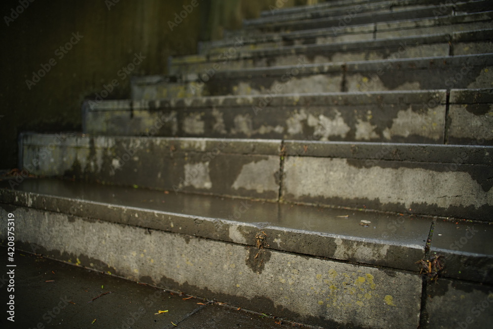 Nasse Stufen einer Treppe nach einem Regen Schauer Nasse Stufen einer Treppe nach einem Regen Schauer