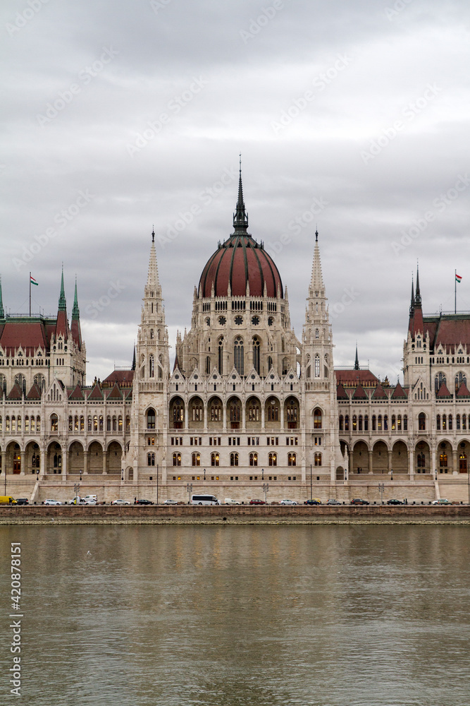 Parlamento o Parlamient en el Rio Danubio en la ciudad de Budapest, en el pais de Hungria