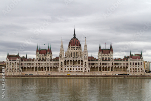 Parlamento o Parlamient en el Rio Danubio en la ciudad de Budapest, en el pais de Hungria