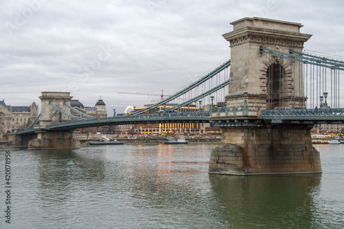 Puente de las Cadenas cruzando el Rio Danubio en la ciudad de Budapest, en el pais de Hungria