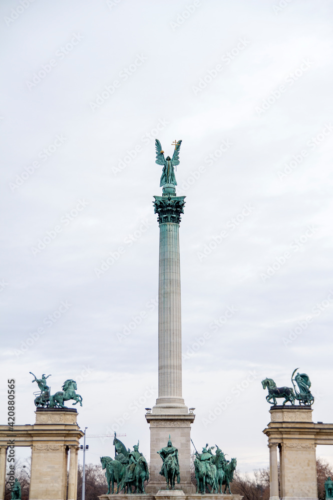 Plaza de los Heroes o Heroes Square en la ciudad de Budapest, en el pais de Hungria
