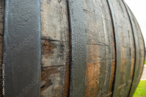 Madeira colonial para armazenamento de vinho