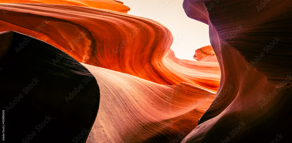 Obraz premium Look of water shaped smooth sandstone walls to unusual curves and adges in antelope national park in arizona, america