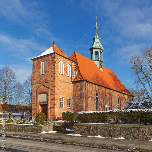 Schlosskirche Ahrensburg, eine Kirche im Stil der Nachgotik in Schleswig-Holstein, Deutschland im Winter