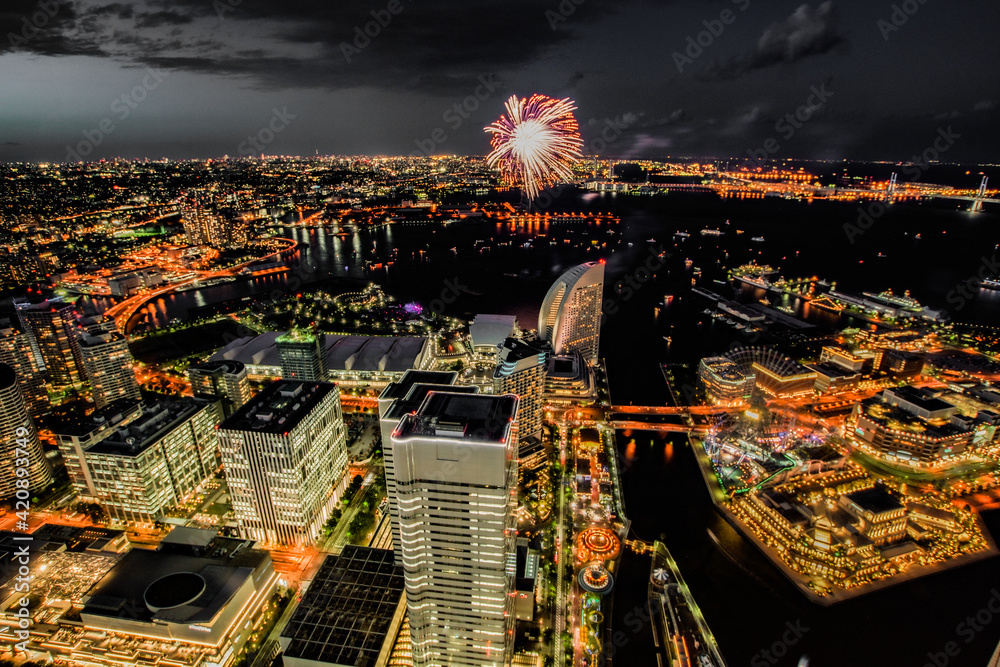 打ち上げ花火と横浜の夜景（ランドマークタワーから撮影）