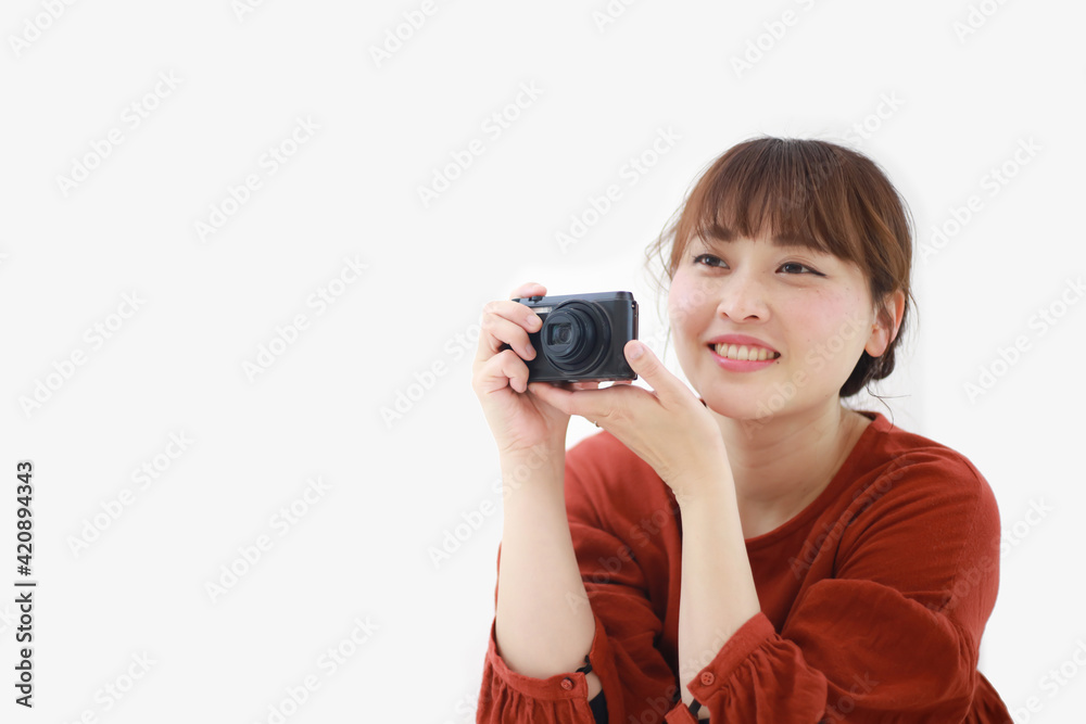 コンパクトデジタルカメラで写真を撮る女性