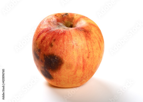 Фотография side view overripe apple on a white background