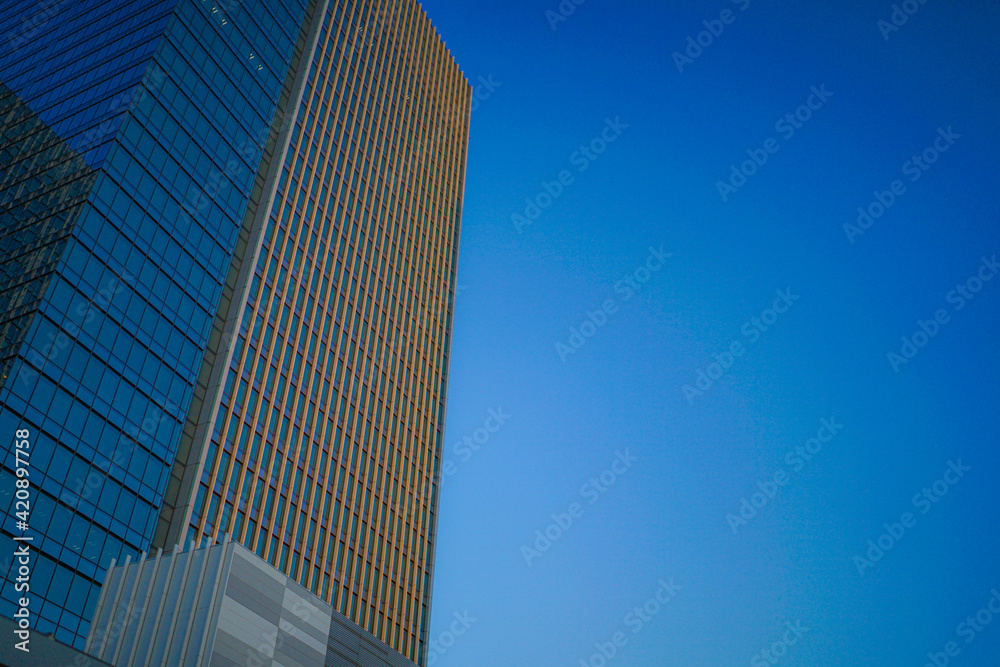 Obraz premium 夕日に照らされる田町のビル群