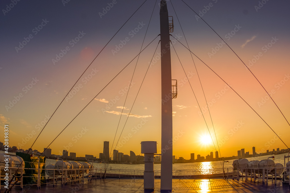 さるびあ丸の甲板から横浜の夕景