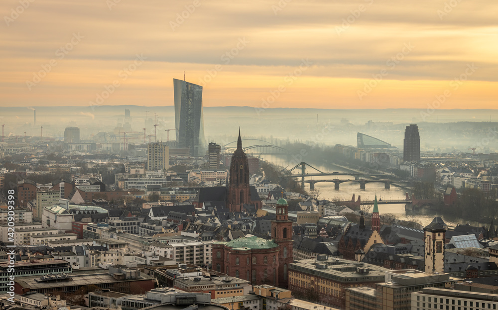 Frankfurt-skyline foggy mornings