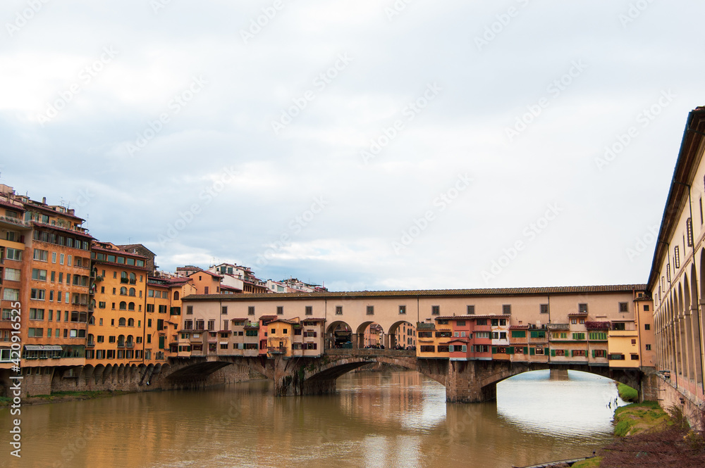 Ponte Vecchio sobre el Río Arno y sus edificios linderos