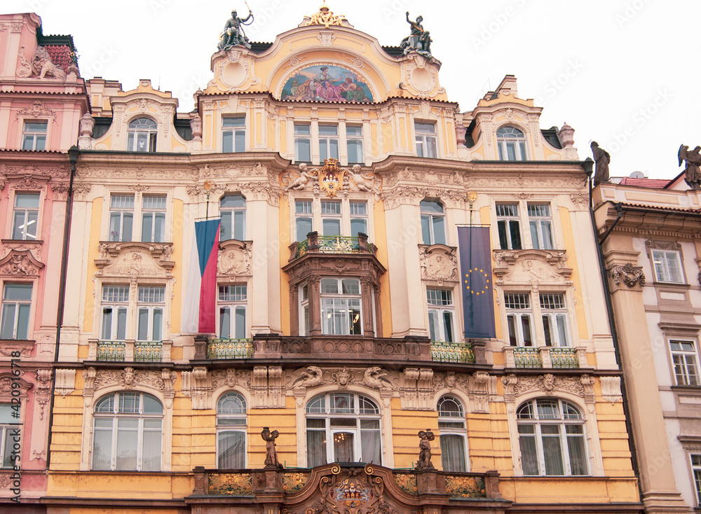  fachada de edificio público con bandera nacional y bandera europea en Plaza del Casco Antiguo de Praga,  República Checa
