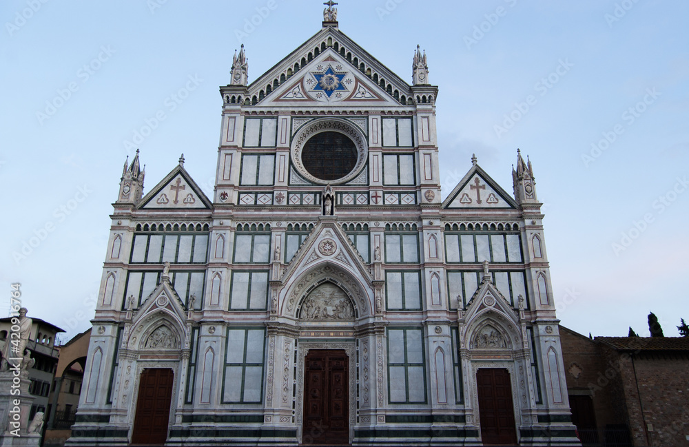 Fachada de la Basílica de la Santa Cruz. Florencia, Italia