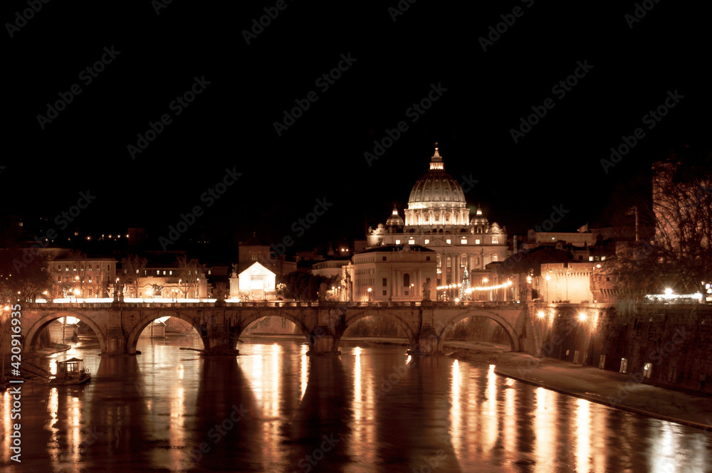 Vista nocturno del río Tíber y al fondo la Basílica de San Pedro en el Vaticano. Roma, Italia