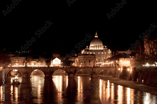 Vista nocturno del río Tíber y al fondo la Basílica de San Pedro en el Vaticano. Roma, Italia © Martin